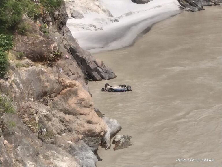 दु:खद हादसा : बद्रीनाथ हाईवे पर कार अलकनंदा में गिरी। एक की मौत, दो लापता व तीन जख्मी। देखिए तस्वीरें