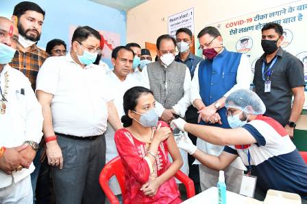 CM धामी ने कोविड वैक्सीनेशन कैम्प का किया शुभारंभ