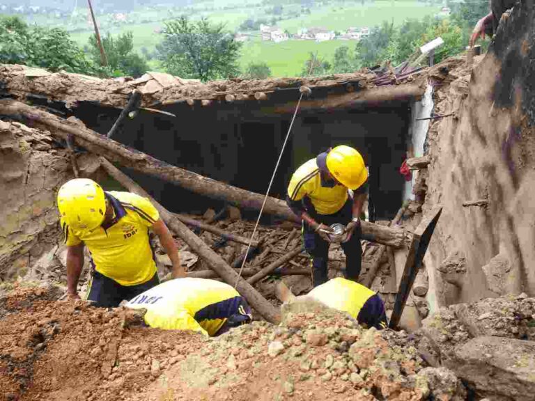 दु:खद : सोमेश्वर के सुतोली गांव में मध्यरात्रि में गिरा मकान, एक की मौत, अन्य सदस्य घायल