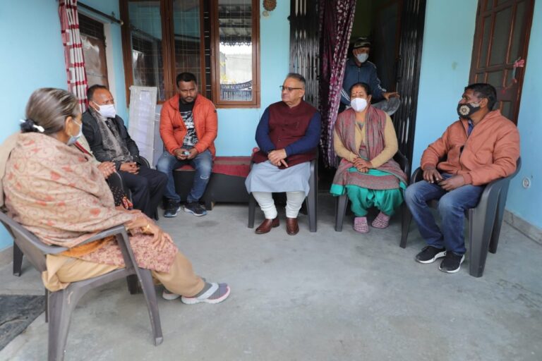 धोरण वार्ड में कार्यकर्ताओं के साथ बैठक कर मंत्री गणेश जोशी ने फूंकी जान