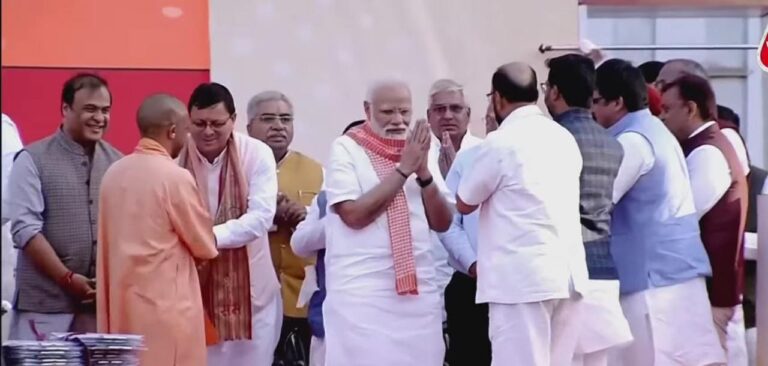 उ.प्र. के मुख्यमंत्री योगी आदित्यनाथ(yogi adityanath) के शपथ ग्रहण समारोह में शामिल हुए CM धामी