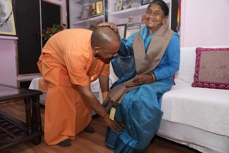 पंचूर में छाई खुशियां : 5 साल बाद पैतृक गांव पहुंचे सीएम योगी (cm yogi adityanath) को मिला मां का आशीर्वाद, महाराज के छलके आंसू