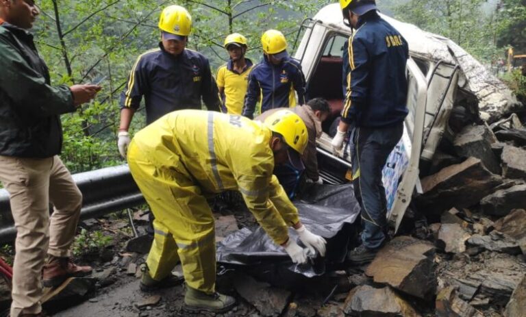 दुःखद : यहां पहाड़ी से आए मलबे में वाहन समेत दबे 5 लोग (disaster gaurikund), एक की मौत, रेस्क्यू जारी