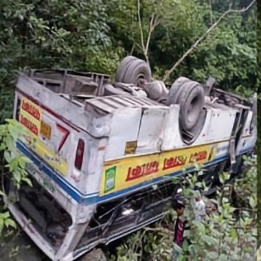 ब्रेकिंग (Rishikesh bus accident) : ऋषिकेश में बस पलटी, 24 यात्री गंभीर घायल