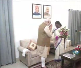 एनडीए में जश्न : द्रौपदी मुर्मू (Draupadi Murmu) ने यशवंत सिन्हा को बड़े अंतर से हराया, देश की 15वीं राष्ट्रपति को बधाई देने पहुंचे पीएम मोदी