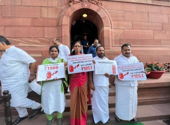 ब्रेकिंग: संसद (Parliament) कार्यवाही में पोस्टर लहराने पर कांग्रेस के चार सांसदों को पूरे सत्र के लिए किया सस्पेंड, भड़का विपक्ष