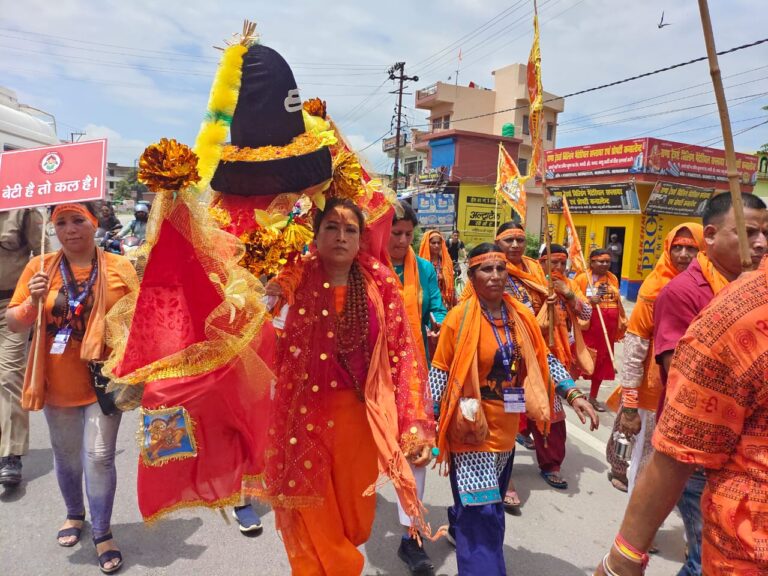 हरकी पैड़ी पर की पूजा-अर्चना : धामी सरकार की मंत्री रेखा आर्य (rekha arya) भगवा पहन कांवड़ यात्रा पर निकली, किया जलाभिषेक