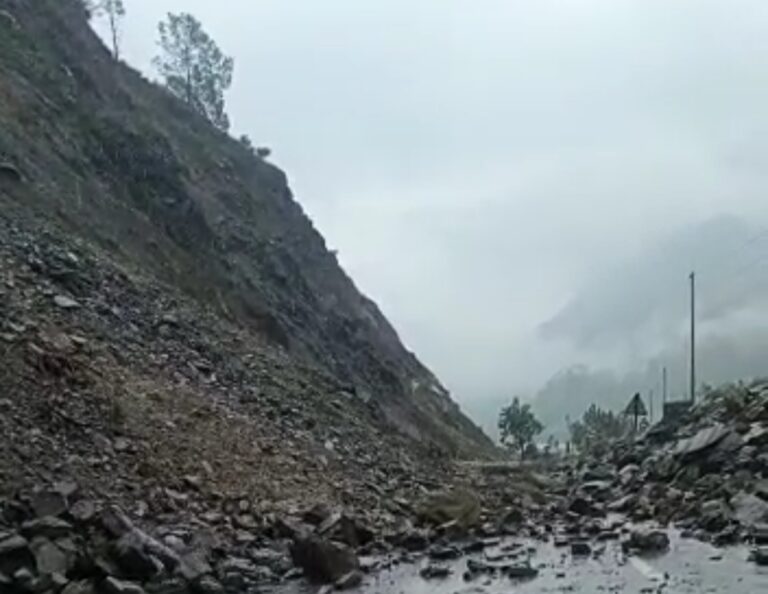 Disaster: यहां पहाड़ी से गिरे बोल्डर, नेशनल हाइवे अवरुद्ध