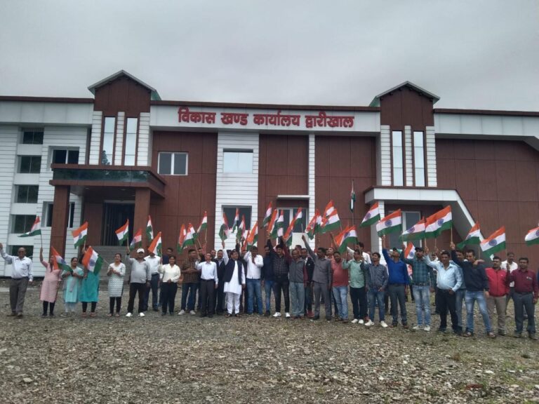 प्रमुख महेंद्र राणा (Mahendra Rana) ने विकासखंड द्वारीखाल में किया ध्वजारोहण, भारतमाता के नारों से गूंजा आसमान
