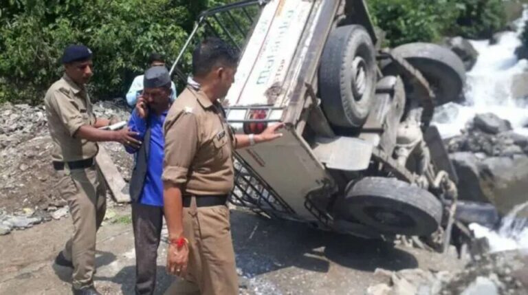 हादसा (Accident) : लखवाड़ से विकासनगर आ रहा यूटीलिटी वाहन दुर्घटनाग्रस्त होकर खड्ड में गिरा, 8 घायल 