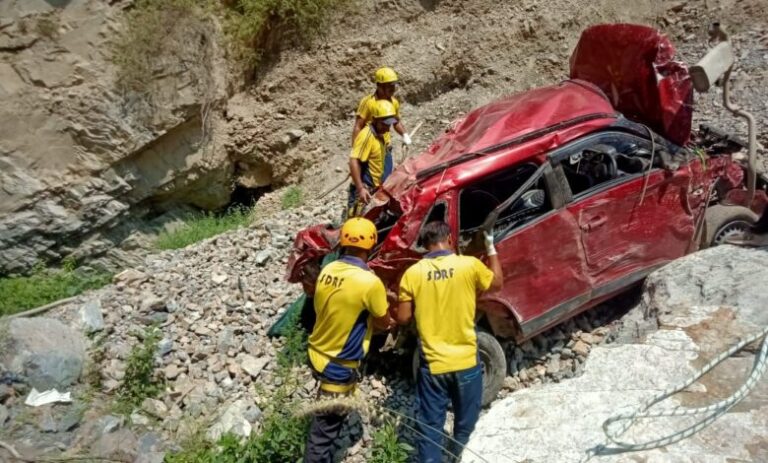 दु:खद (Accident): यहां कार खाई में गिरी, 3 लोगों की दर्दनाक मौत। कल रात्रि की घटना का आज चला पता