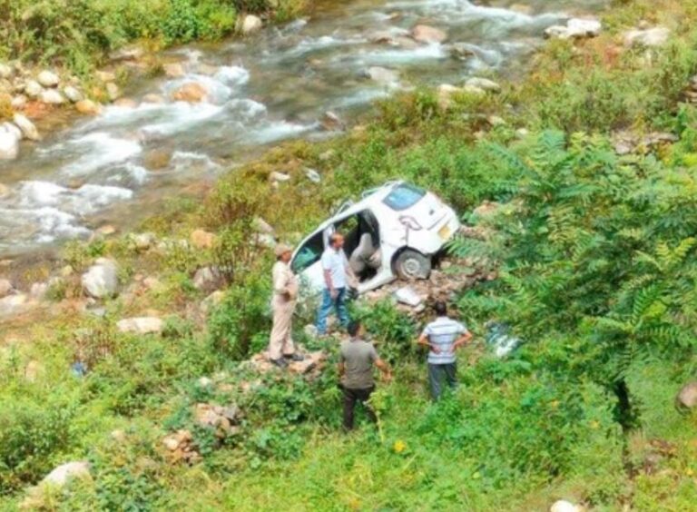 दर्दनाक हादसा पौड़ी (Accident) : यहां कार खाई में गिरने से दो लोगों की मौत, एक जख्मी। नोएडा से गांव आने को किराये पर ली थी टैक्सी