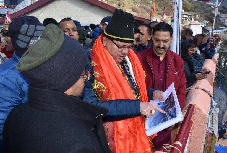 Badrinath Dham : पीएम मोदी के दौरे से पहले बदरीनाथ धाम पहुंचकर सीएम पुष्कर धामी ने संचालित विकास कार्यों का किया निरीक्षण