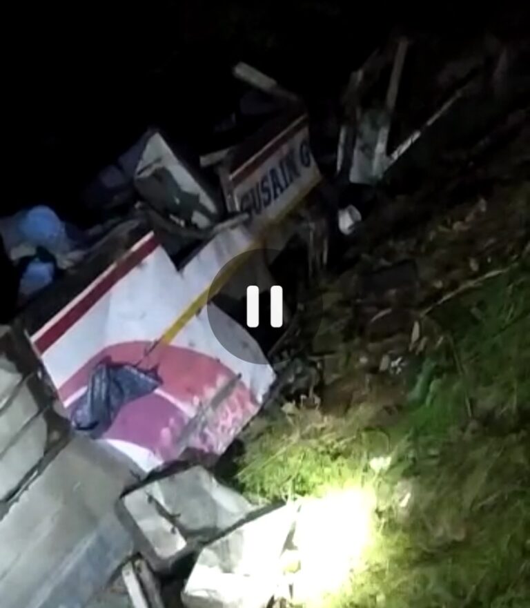 दुःखद (Bus accident Video) हमेशा के लिए अपनों को जख्म दे गई ये शादी। बारातियों से भरी बस खाई में गिरने से 25 लोगों की गई जान, 21 घायल