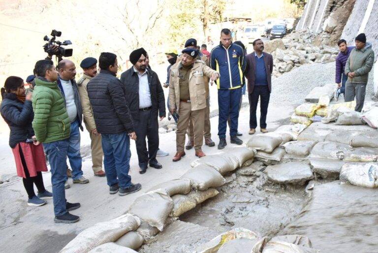 Joshimath landslide : जोशीमठ भूधंसाव क्षेत्र का स्थलीय निरीक्षण करने पहुंचे मुख्य सचिव डा. संधू (Dr. Sandhu) बोले : जो भी ट्रीटमेंट्स आवश्यक होगा, वो यहां पर करेंगे