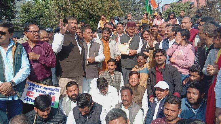 बेरोजगारों युवाओं पर हुए बर्बर लाठी चार्ज के विरोध में प्रदेश कांग्रेस (Congress) का विरोध छठे दिन भी जारी