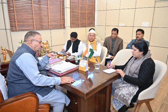 मसूरी विधानसभा क्षेत्र में पेयजल संबंधी विकास कार्यों की जल संस्थान के अधिकारियों के साथ मंत्री Ganesh Joshi ने की समीक्षा