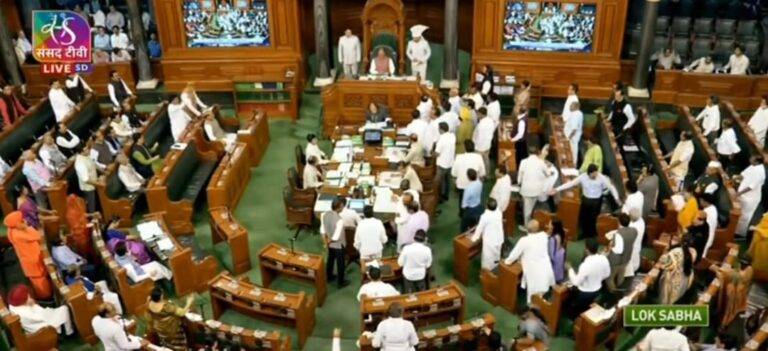 ब्रेकिंग: संसद में भाजपा और कांग्रेस (BJP and Congress) के बीच जमकर टकराव, विपक्ष ने केंद्र खिलाफ की नारेबाजी, सोनिया, खड़गे और राहुल भी हुए शामिल, कार्यवाही सोमवार तक स्थगित