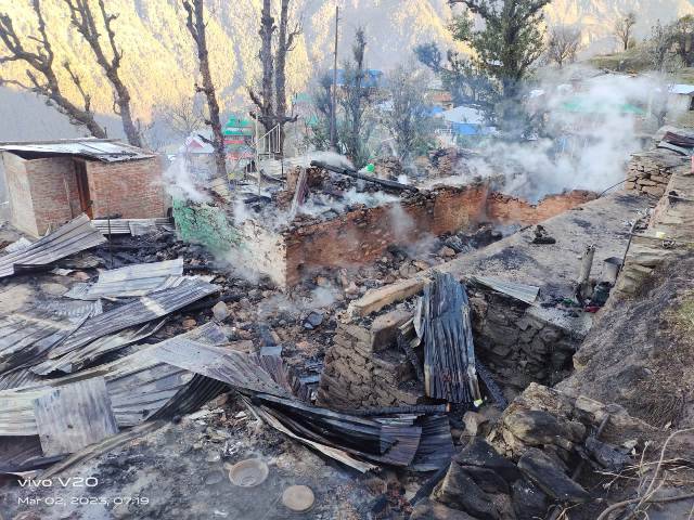दु:खद: Mori ब्लॉक के स्वीचाणगांव में भीषण अग्निकांड में दो मकान जलकर राख, मवेशी भी जिंदा जले। पांच परिवार बेघर