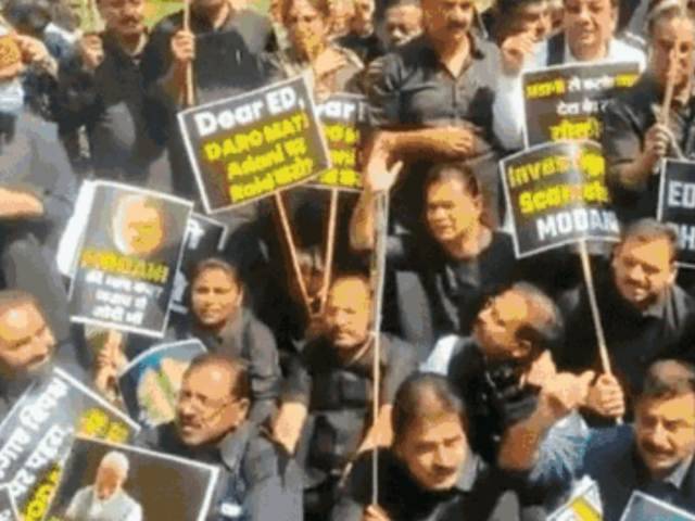 संसद में भी हंगामा: दिल्ली में कांग्रेस ने किया ब्लैक प्रोटेस्ट, सोनिया गांधी और खड़गे ने काले कपड़े पहन कर किया विरोध