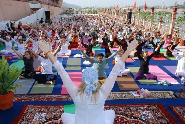Rishikesh Yoga Festival: ऋषिकेश में योग महोत्सव की हुई शुरुआत, सैकड़ों योग गुरु और साधक पहुंचे, सीएम धामी आज करेंगे शुभारंभ