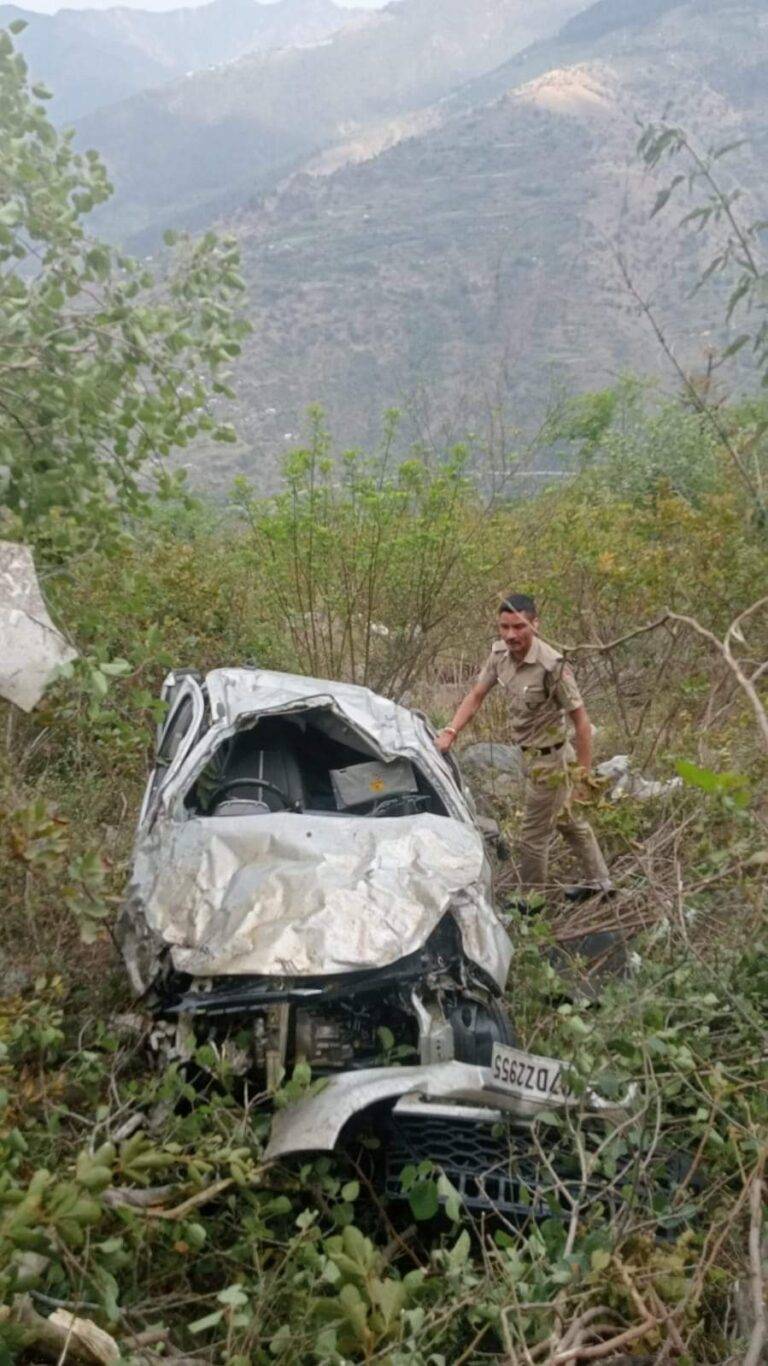 हादसा (Accident) : त्यूनी क्षेत्र में खाई में गिरी कार, 2 लोगों की मौत, 3 घायल