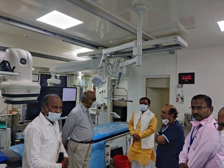 ब्रेकिंग: स्वास्थ्य मंत्री डा. धनसिंह रावत ने किया महाराष्ट्र के सहकारी बैंक (Co-operative bank) व अस्पताल का भ्रमण