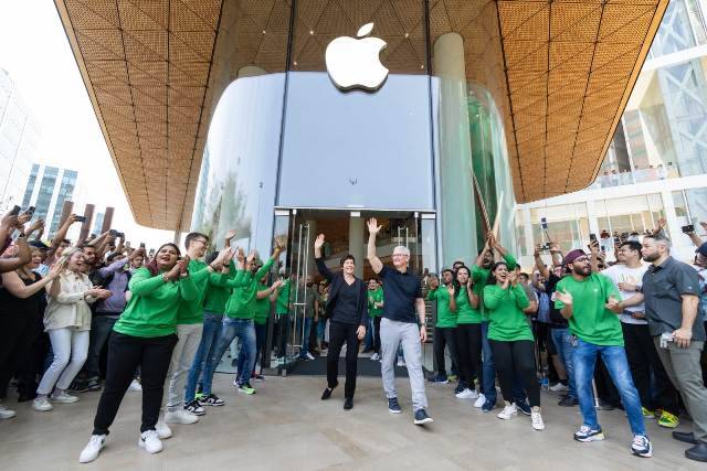 Apple iPhone craze: देश में एपल का पहले स्टोर (Apple’s first store) का शुभारंभ, ओपनिंग से पहले ही उमड़ी सैकड़ों लोगों की भीड़
