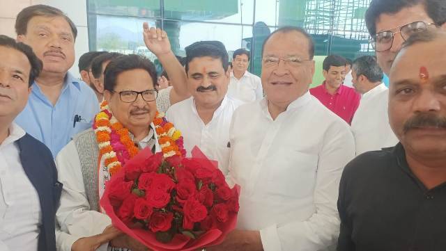 प्रदेश प्रभारी व केंद्रीय पर्यवेक्षक का प्रदेश कांग्रेस कार्यकर्ताओं ने किया जॉलीग्रांट एयरपोर्ट (Jollygrant Airport) पर स्वागत