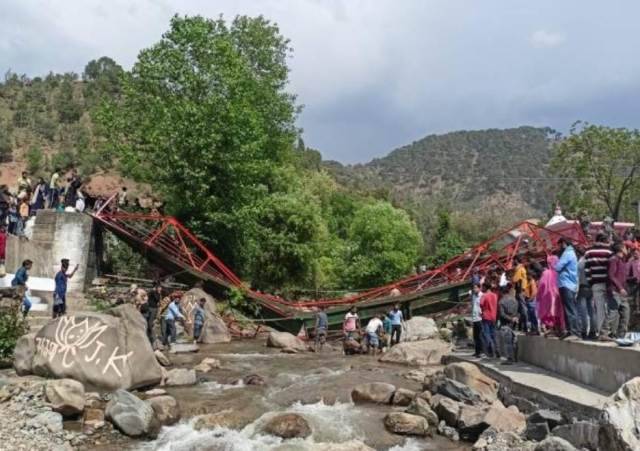 हादसा : जम्मू-कश्मीर के उधमपुर में बैसाखी मेले के दौरान फुट ब्रिज (Foot Bridge) टूट कर गिरने से कई लोग घायल, वीडियो