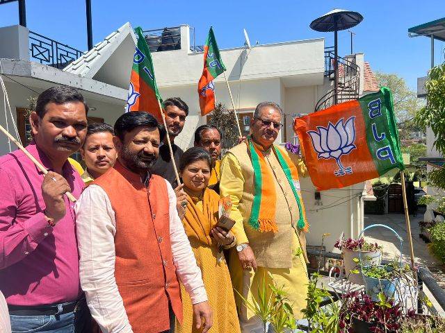 बीजेपी स्थापना दिवस पर अपने निजी आवास पर कैबिनेट मंत्री गणेश जोशी (Ganesh Joshi) ने लगाया झंडा