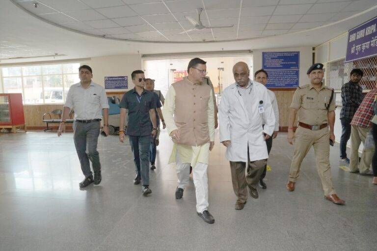 कोओर्डिनेटर नंदन सिंह बिष्ट का हाल जानने श्री महंत इन्दिरेश अस्पताल (Indiresh Hospital) पहुंचे मुख्यमंत्री