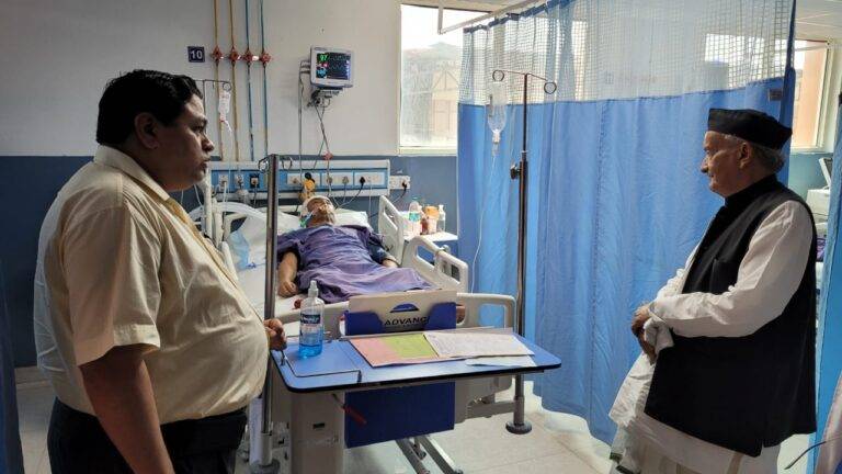 कोओर्डिनेटर नंदन सिंह बिष्ट का हाल जानने श्री महंत इन्दिरेश अस्पताल (Indiresh Hospital) पहुंचे भगत दा