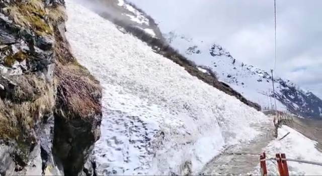 Kedarnath Dham:केदारनाथ धाम जा रहे यात्रियों से दो-तीन दिनों तक यात्रा न करने की अपील, बार-बार ग्लेशियर टूटने से मार्ग हो रहा अवरुद्ध