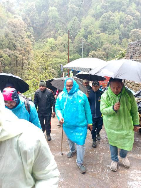 Kedarnath dham: डाॅ. बीवीआरसी पुरुषोत्तम (BVRC Purushottam) ने गौरीकुंड से केदारनाथ तक पैदल चलकर जाना यात्रा मार्ग की व्यवस्थाओं व सुविधाओं का हाल