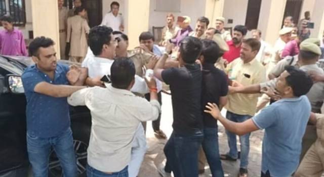 ब्रेकिंग: यूपी में सपा विधायक (SP MLA) ने थाने में घुसकर पुलिस के सामने भाजपा नेता को जमकर धुना, वीडियो