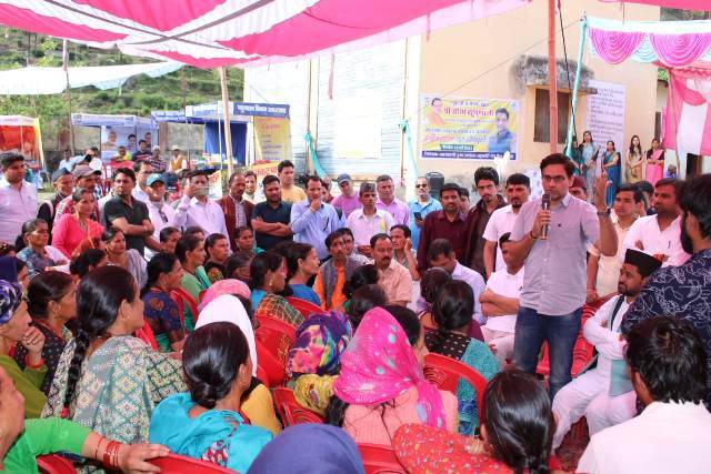 मंत्री सौरभ बहुगुणा (Saurabh Bahuguna) ने मातली दुग्ध संघ परिसर में सरकार जनता के द्वार कार्यक्रम के तहत पशुपालकों की समस्याएं सुनी