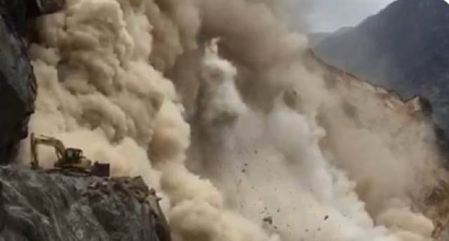 …जब उत्तराखंड के पिथौरागढ़ में भूस्खलन (landslide) से भरभरा कर गिरा पहाड़, देखें खतरनाक वीडियो