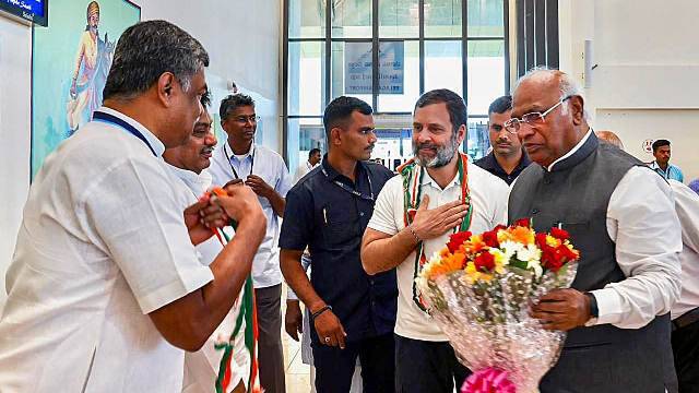 सियासत: विपक्ष में कमजोर होती जा रही कांग्रेस के लिए कर्नाटक (Karnataka) की जीत ने बढ़ाया रुतबा, राहुल गांधी भी मजबूत हुए