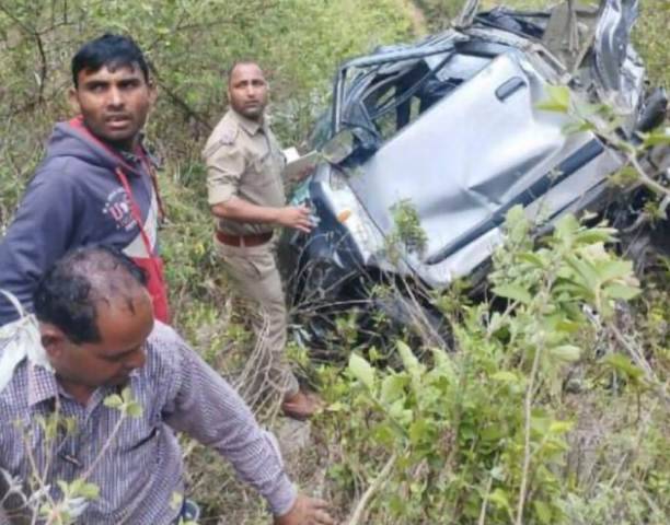 दुखद: टिहरी जनपद में दूसरे दिन भी सड़क हादसा (Road accident), यहां कार गहरी खाई में गिरी, पति पत्नी की दर्दनाक मौत