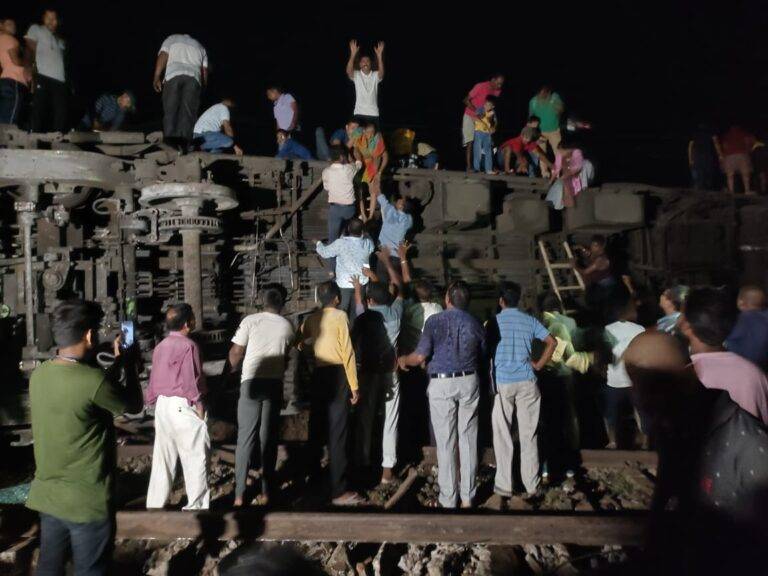 Odisha train accident: उड़ीसा में कोरोमंडल एक्सप्रेस ट्रेन मालगाड़ी से टकराई, 50 की मौत, 200 से ज्यादा यात्री घायल