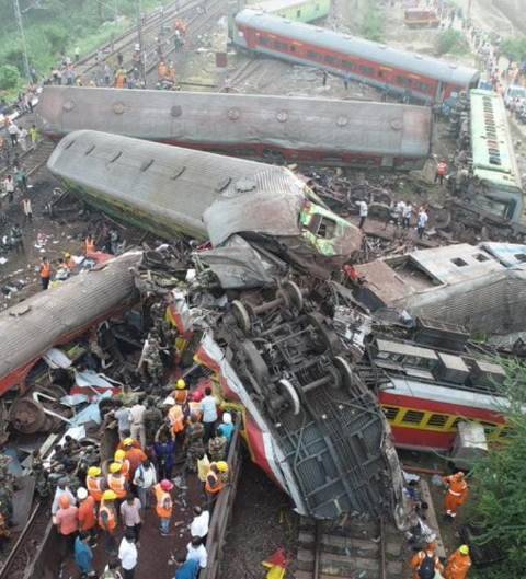 Odisha train accident: दो एक्सप्रेस ट्रेन और मालगाड़ी की भीषण टक्कर में 250 लोगों की मौत, 1000 से ज्यादा घायल