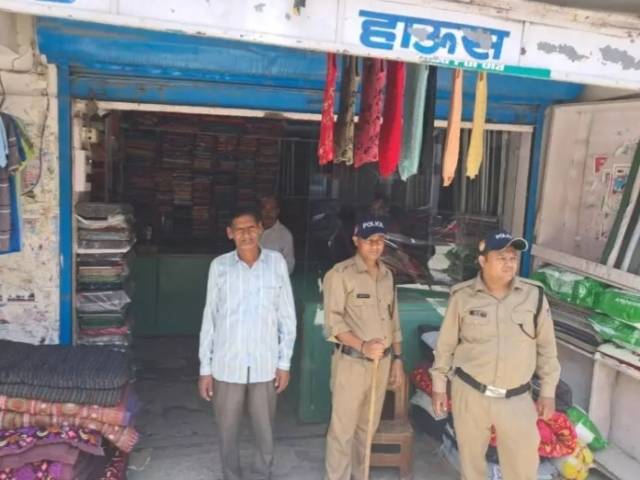पुरोला: पुलिस सुरक्षा के बीच मुस्लिम समुदाय (Muslim community) के व्यापारियों ने खोले अपने व्यापारिक प्रतिष्ठान