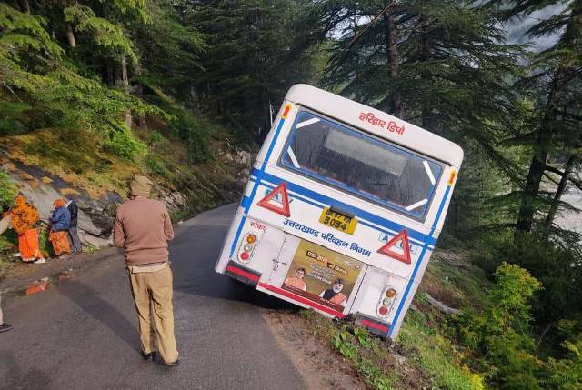 Uttarkashi: यहां सड़क से बाहर हवा में झूली रोडवेज बस (roadways bus), बाल-बाल बचे 32 यात्री