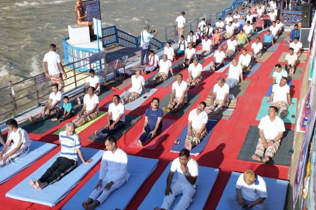 गंगोत्री, यमुनोत्री धाम समेत जिले भर में अफसरों से लेकर आमजन ने किया योग (Yoga),फिट रहने का दिया संदेश