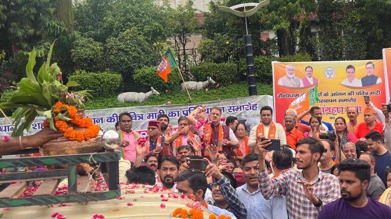 Sainya Dham: प्रदेश की प्रमुख नदियों से एकत्रित पवित्र जल संग्रहण यात्रा पहुंची देहरादून