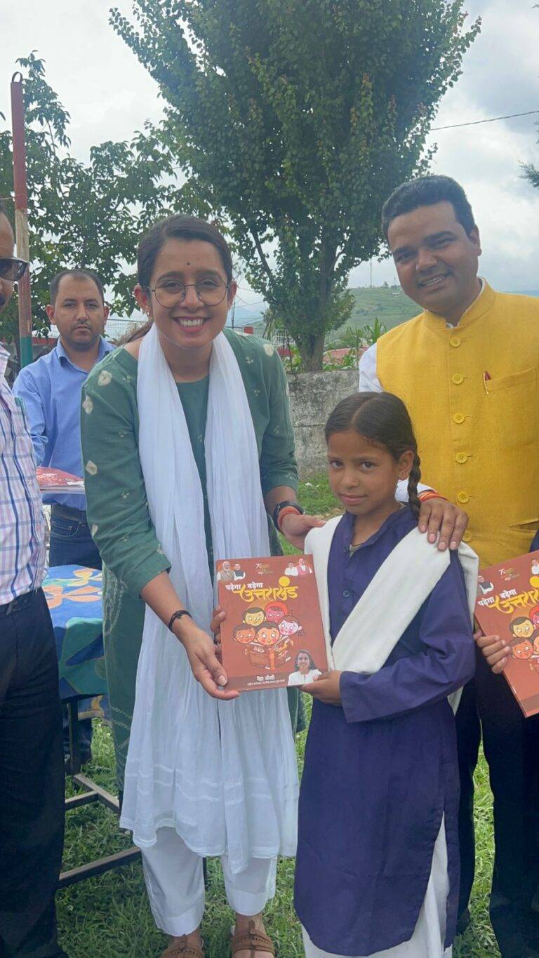 पुरोला : मोल्टाड़ी में भाजयुमो राष्ट्रीय उपाध्यक्ष नेहा जोशी (Neha Joshi) ने 600 छात्र-छात्राओं को बांटे नोटबुक
