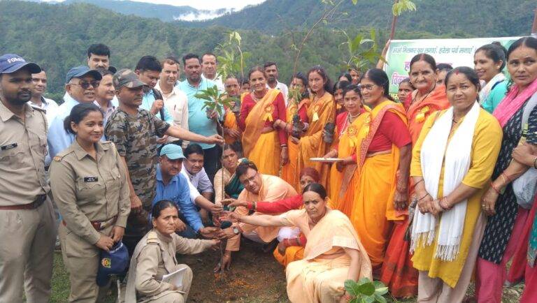 द्वारीखाल ब्लॉक के लंगूरी में प्रमुुख महेन्द्र राणा ने किया हरेला (Harela) कार्यक्रम का शुभारंभ, विकासखण्ड में इस माह 58 हजार पौध लगाने का लक्ष्य
