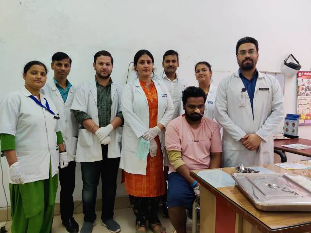 राहत: श्री महंत इन्दिरेश अस्पताल (Mahant Indiresh Hospital) के डॉक्टरों ने खाने की नाल में फंसे ब्लेड को निकालकर मरीज़ को दिया नया जीवन