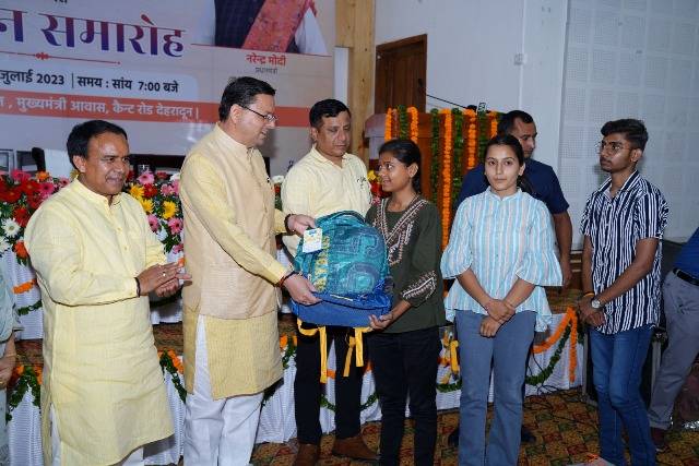 सीएम धामी (CM Dhami) ने किया मेधावी छात्र- छात्राओं को सम्मानित